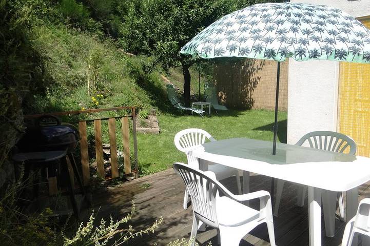 Gîte pour 4 personnes, avec terrasse et jardin dans Saint-André-Capcèze
