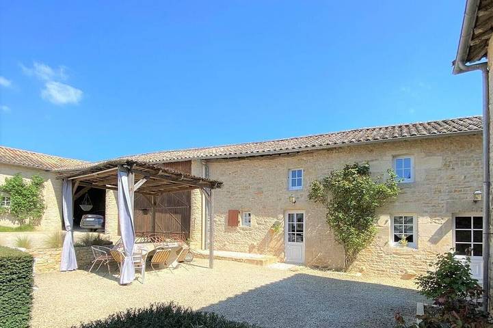 Gîte pour 7 personnes, avec jardin ainsi que terrasse et piscine