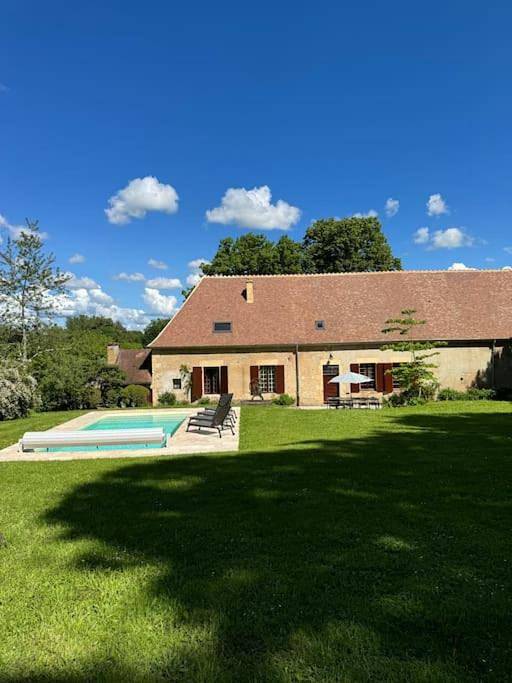 Location de vacances pour 12 personnes, avec terrasse et jardin ainsi que piscine et vue dans Apremont-sur-Allier - 4
