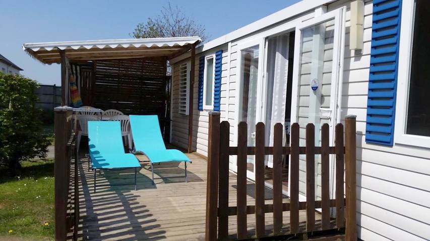Camping pour 6 personnes, avec Terrasse et Bassin pour enfant ainsi que Piscine et Vue sur le lac à Louannec