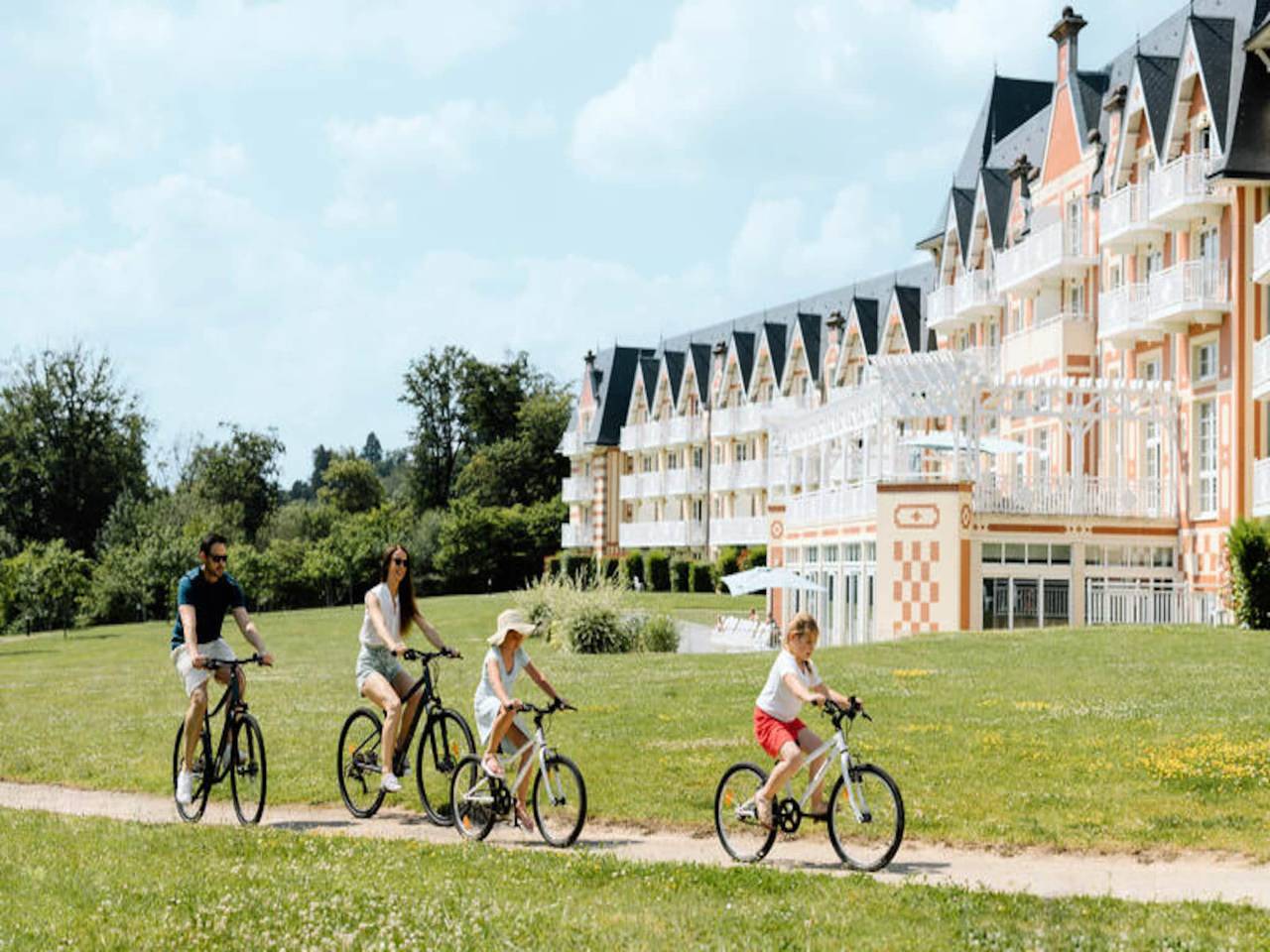 Entire apartment, Apartment in Bagnoles with Aquatic Complex in Bagnoles-de-l'Orne, Parc naturel régional Normandie-Maine