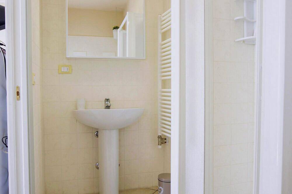 Entire apartment, 1-bedroom apartment in an Art Nouveau villa with communal pool in Baveno, Comune di Baveno