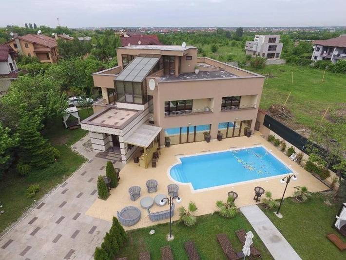Villa pour 20 personnes, avec sauna et piscine ainsi que jacuzzi et jardin en Roumanie - 2