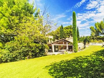 Gîte pour 6 personnes, avec terrasse et jardin, animaux acceptés à Fontvieille