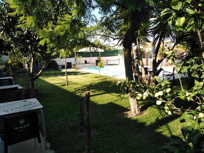 Alojamiento y desayuno para 3 personas, con jardín además de vistas y piscina - 1