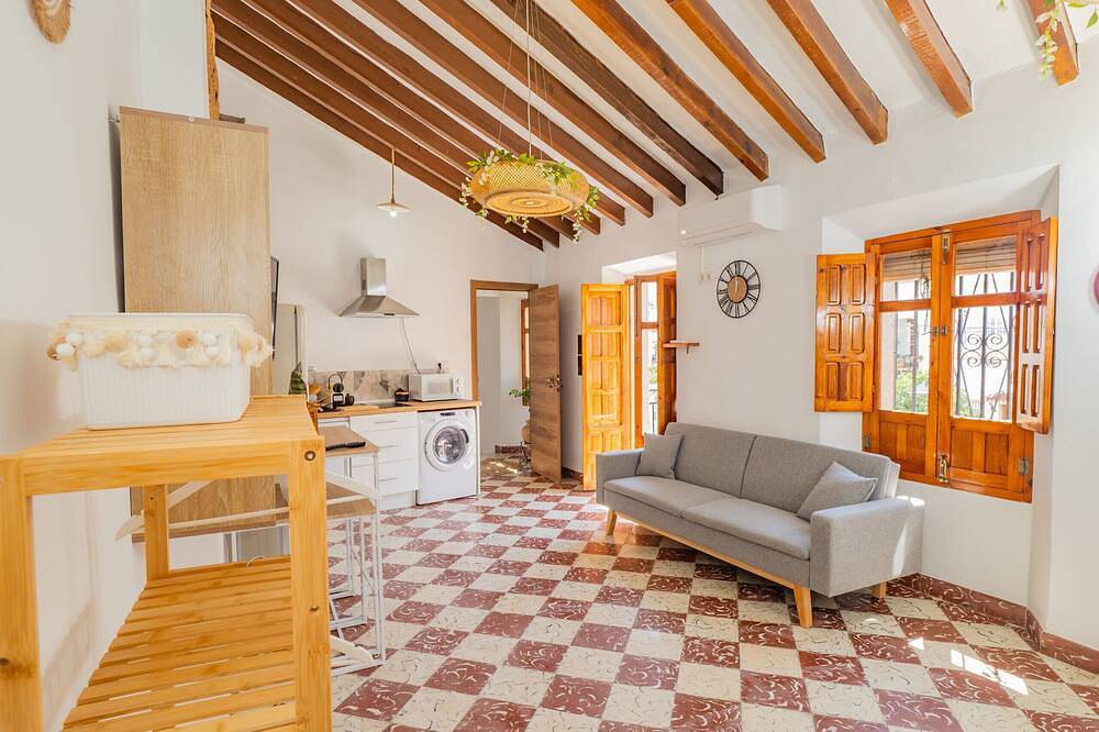 Apartamento entero, Cubo's Estudio Casabermeja Noches de Luna A & Pool / centro urbano / aire acondicionado / piscina comunitaria in Casabermeja, Provincia de Málaga