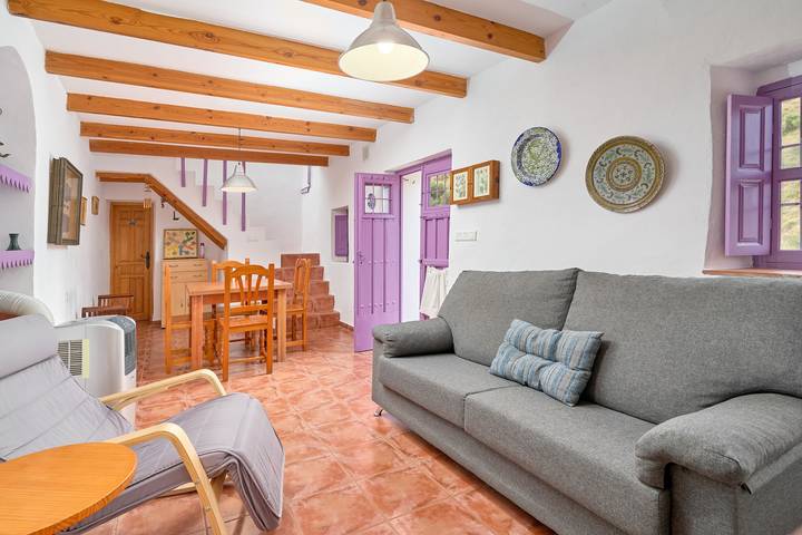 Holiday Home 'Casa Rural El Tesillo' with Mountain Views and Wi-Fi in Canillas de Aceituno, Cordillera Penibética