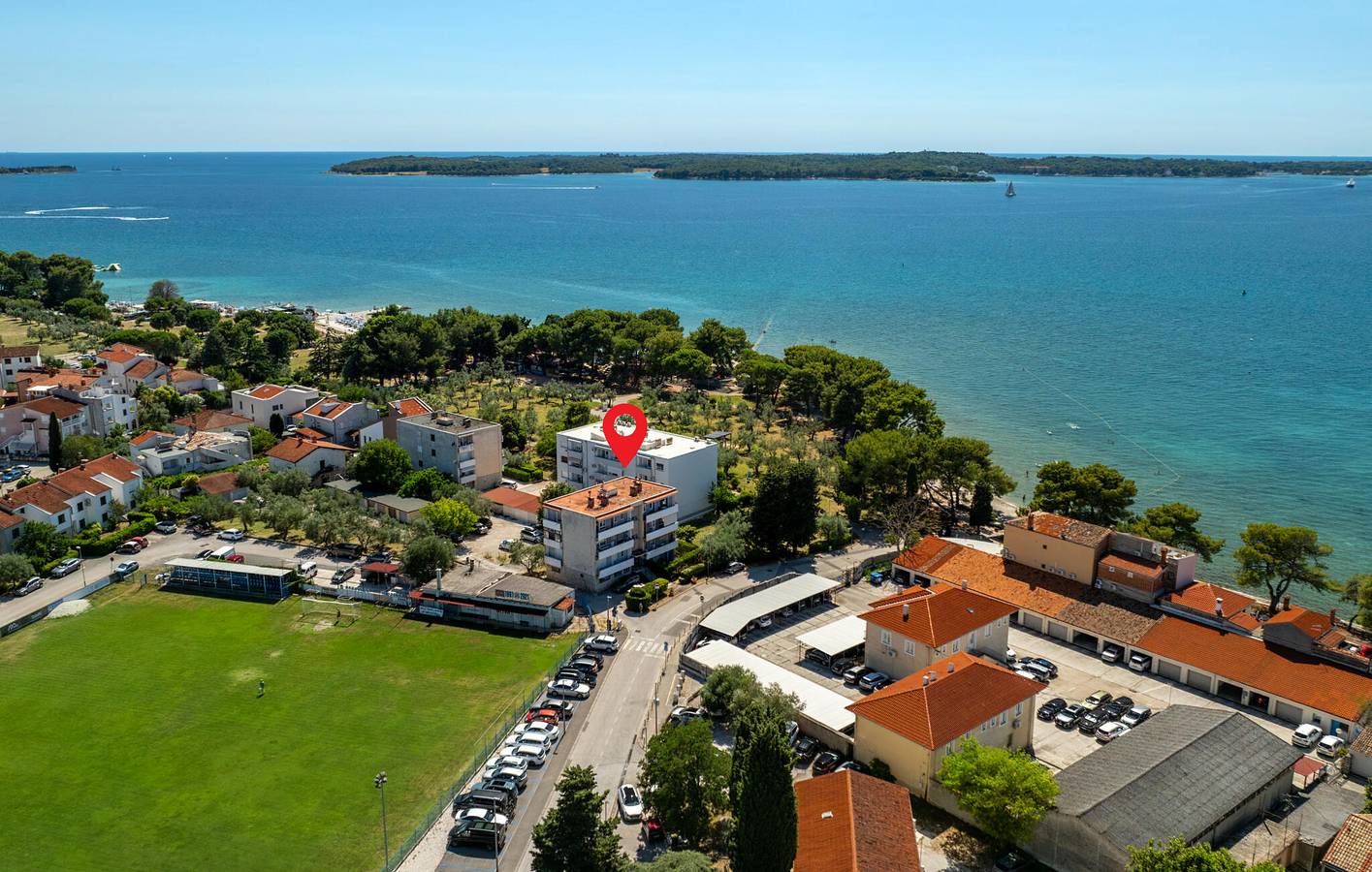 Ganze Ferienwohnung, Gemütliche Ferienwohnung mit Meerblick in der Nähe von Fast-Food-Restaurants und 2 km von der Küste entfernt in Fažana (Kroatische Adria), Fazana