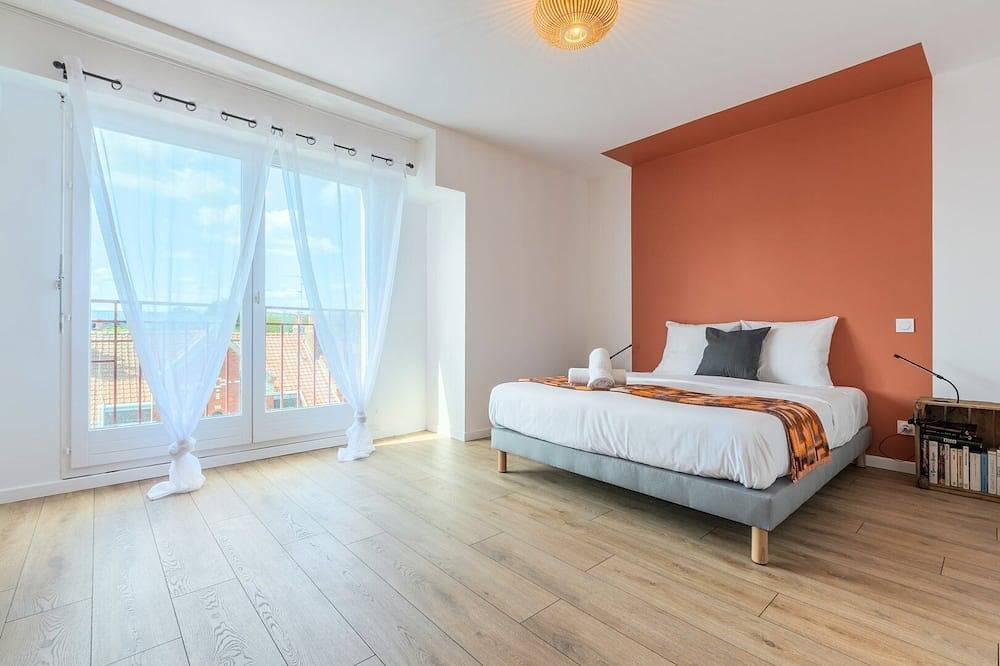 Entire apartment, Bright 2-bedroom apartment w/ balcony and parking. in Lambersart, Lille region