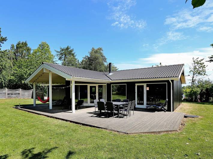 Feriehus for 10 personer, med Terrasse og Hage i tillegg til Badebasseng i Gilleleje