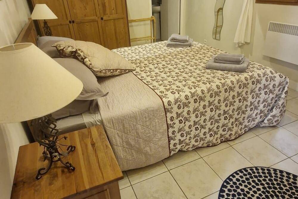 Secluded villa with large garden pool\noverlooks beautiful picturesque\nvillage in Soubès, Lodève region