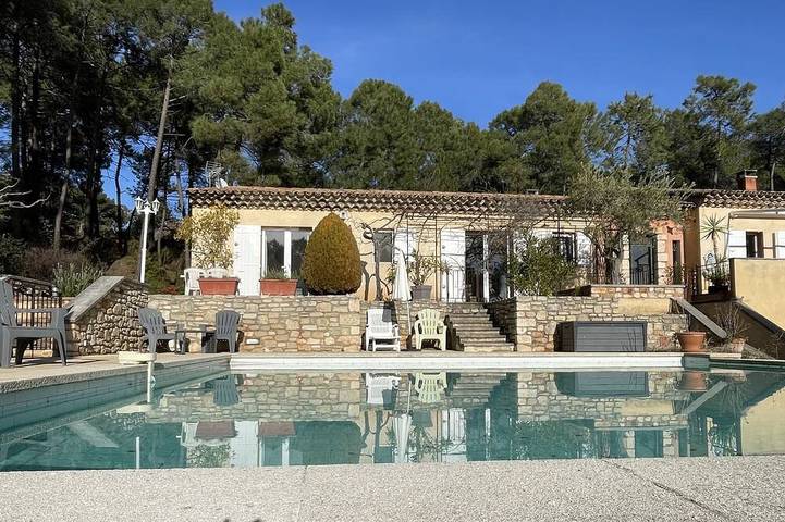 Appartement de vacances pour 4 personnes, avec piscine et jardin