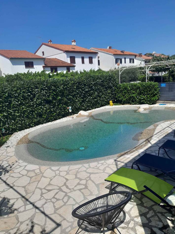 Apartamento vacacional entero, Apartamento de vacaciones con aire acondicionado y piscina (electrólisis sin cloro) in Valbandon, Costa sur de Istria