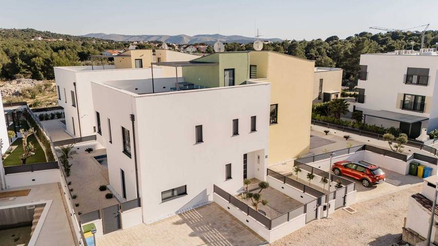Villa pour 8 personnes, avec jardin et piscine à Brodarica