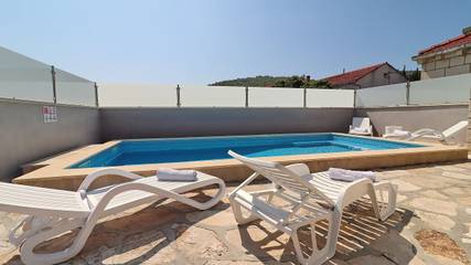 Villa für 8 Personen, mit Terrasse und Garten sowie Pool, mit Haustier auf Korcula