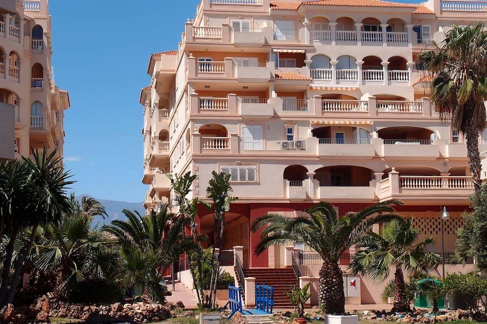 Entire apartment, Central Apartment. Fantastic views of golf course/mountains. Free Parking/Wifi in Marina (Almerimar), El Ejido