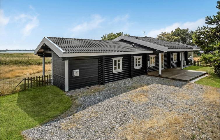 Ferieudlejning for 6 personer, med Terrasse og Jacuzzi samt Have i Reersø