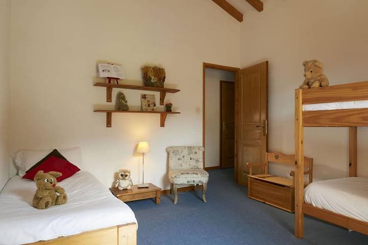 Gîte pour 10 personnes, avec jardin dans Longefoy - 4