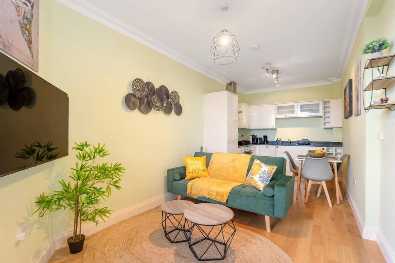Entire apartment, Spacious 1Br Apartment   Steps from Brick Lane in Bethnal Green, London