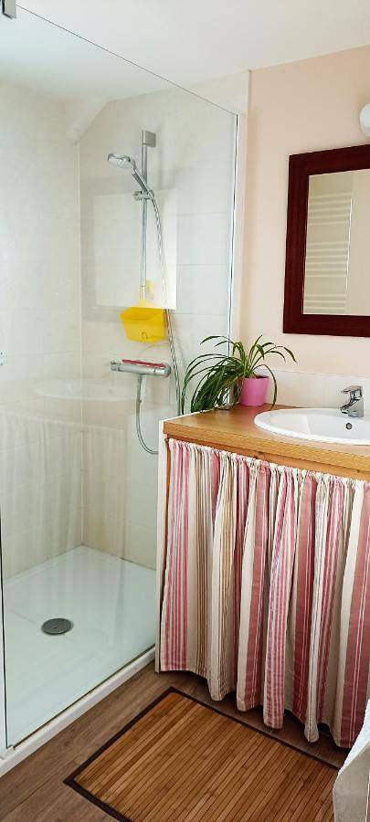 Location de vacances pour 6 personnes, avec vue et jardin à Chambretaud - 4