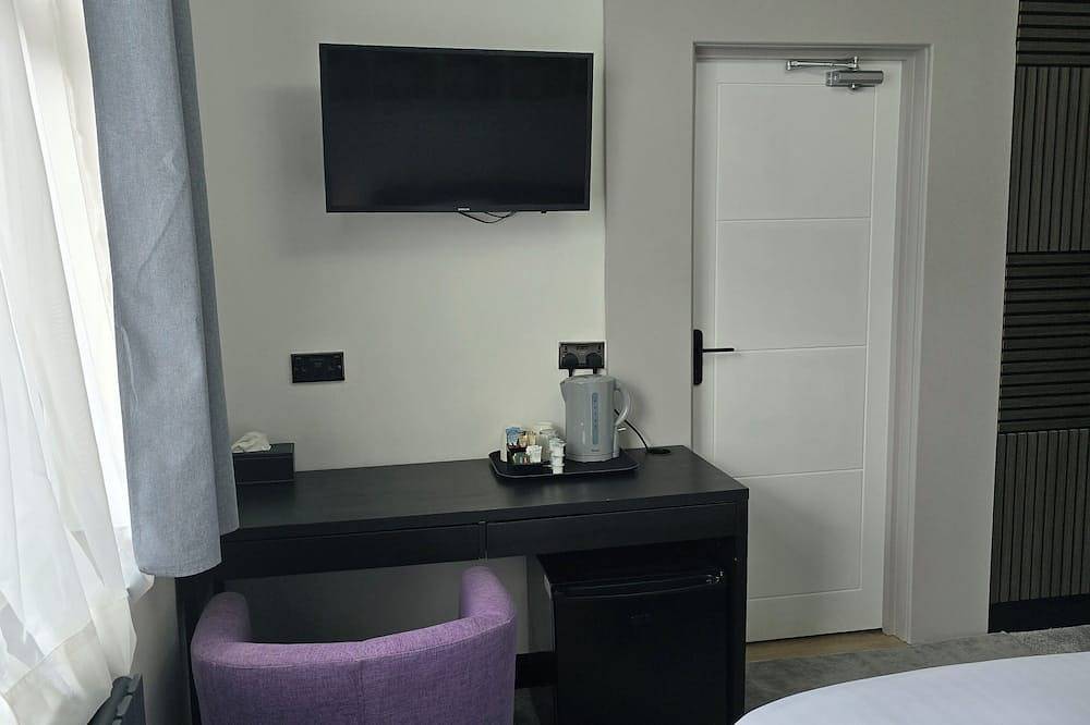 Newly refurbished double room with ensuite and private entrance. in Hounslow, London