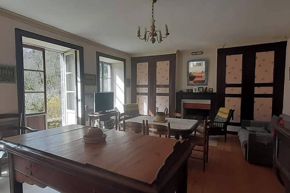 Hôtel de caractère rénové avec soin et goût. in Montboudif, Parc naturel régional des Volcans d'Auvergne
