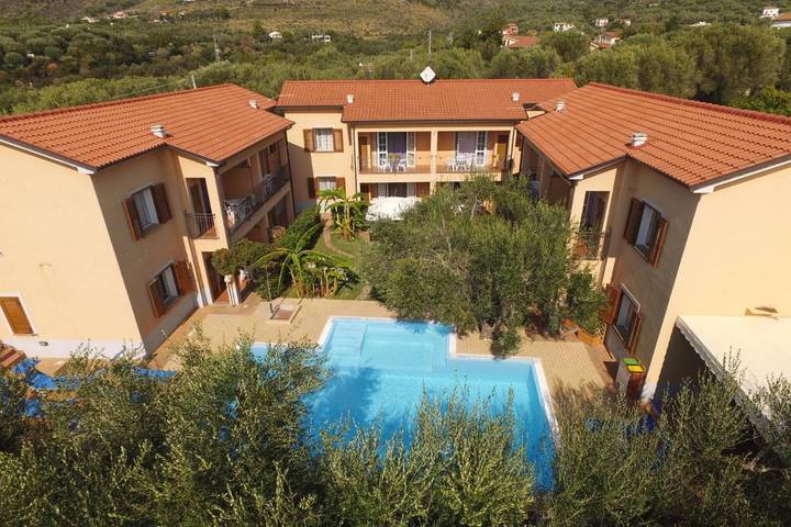 Location de vacances pour 5 personnes, avec vue ainsi que jardin et piscine, animaux acceptés dans Marina di Camerota - 4
