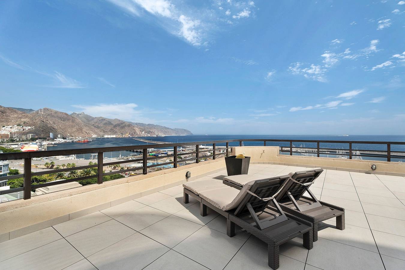 Casa de vacaciones 'Piso De Lujo' con vistas al mar, Wi-Fi y aire acondicionado in Centro-Ifara, Santa Cruz de Tenerife