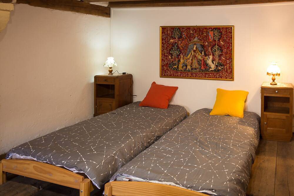 Appartement entier, Studio médiéval au cœur du village, proche commerces in Hérisson, Région de Montluçon