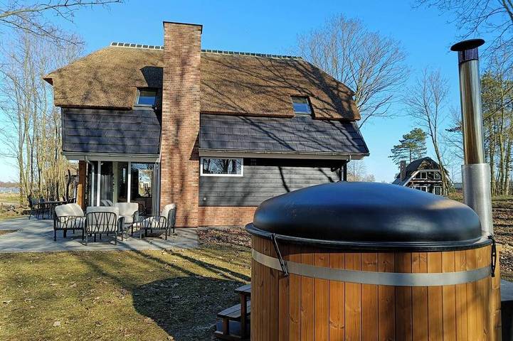 Ferienhaus für 8 Personen, mit Garten und Sauna sowie Whirlpool, mit Haustier