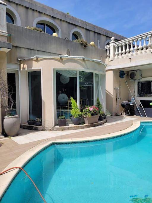 Villa pour 10 personnes, avec piscine et balcon à Marseille