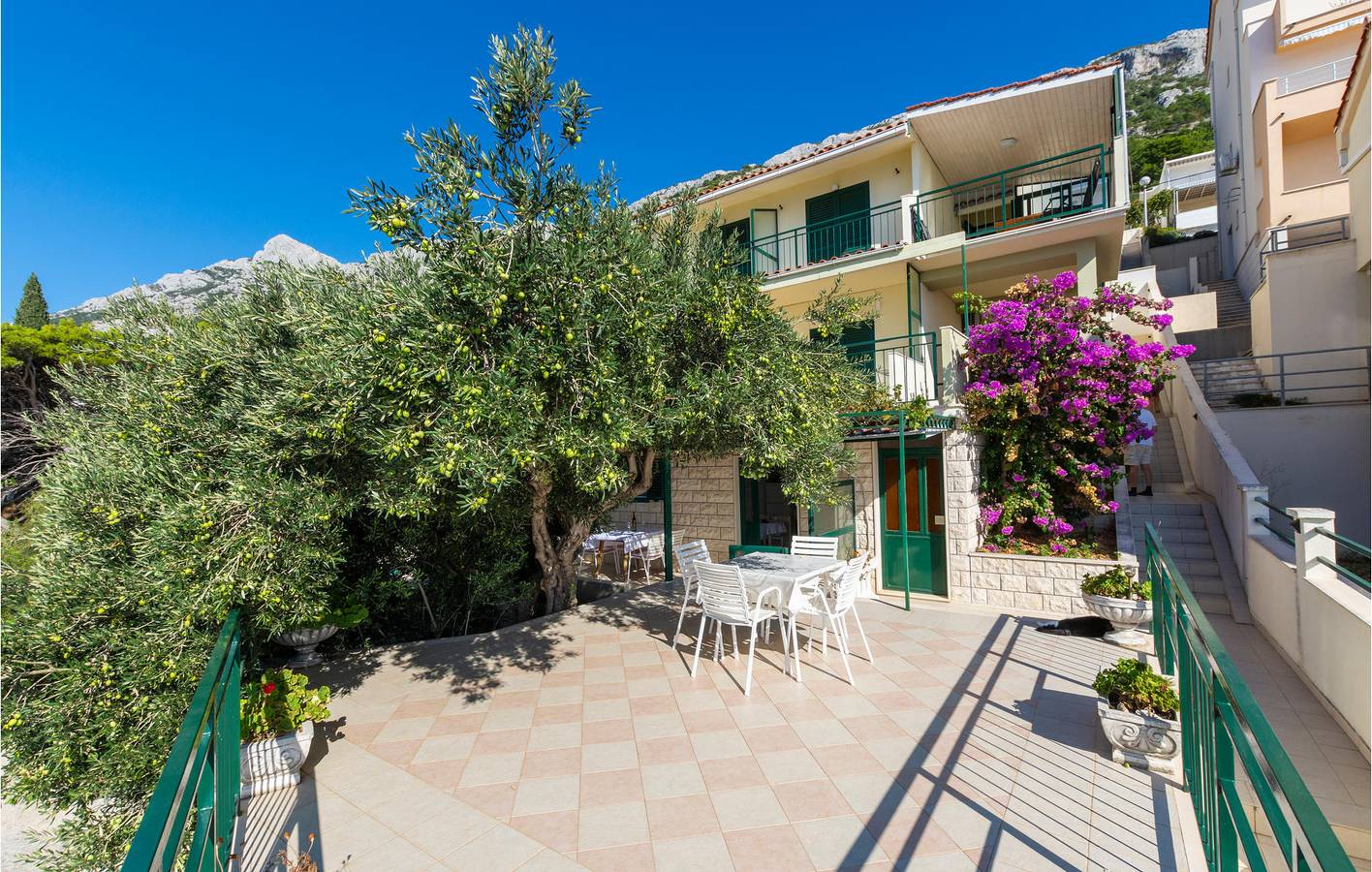 Ganze Ferienwohnung, Gemütliche Unterkunft, 1,5 km vom Strand entfernt: 2-Zimmer-Wohnung mit WLAN, Parkplatz und Terrasse in Pisak, Split-Dalmatien