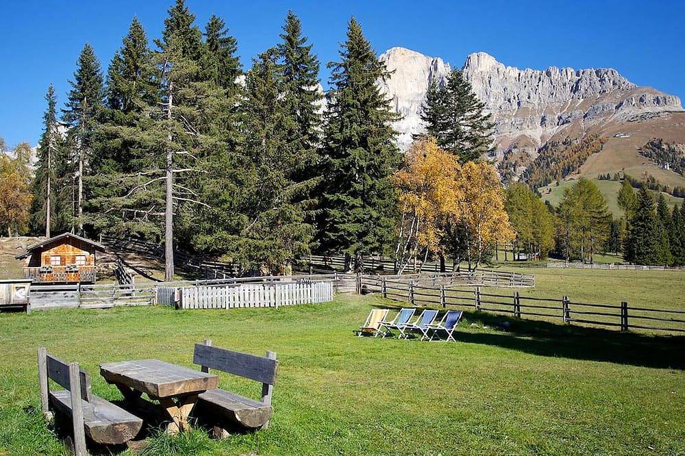Ganze Wohnung, Ferienwohnung \"Angerle Alm Apt Rosengarten\" mit Privatem Balkon, Gemeinschaftsgarten und Wlan in Karersee, Welschnofen