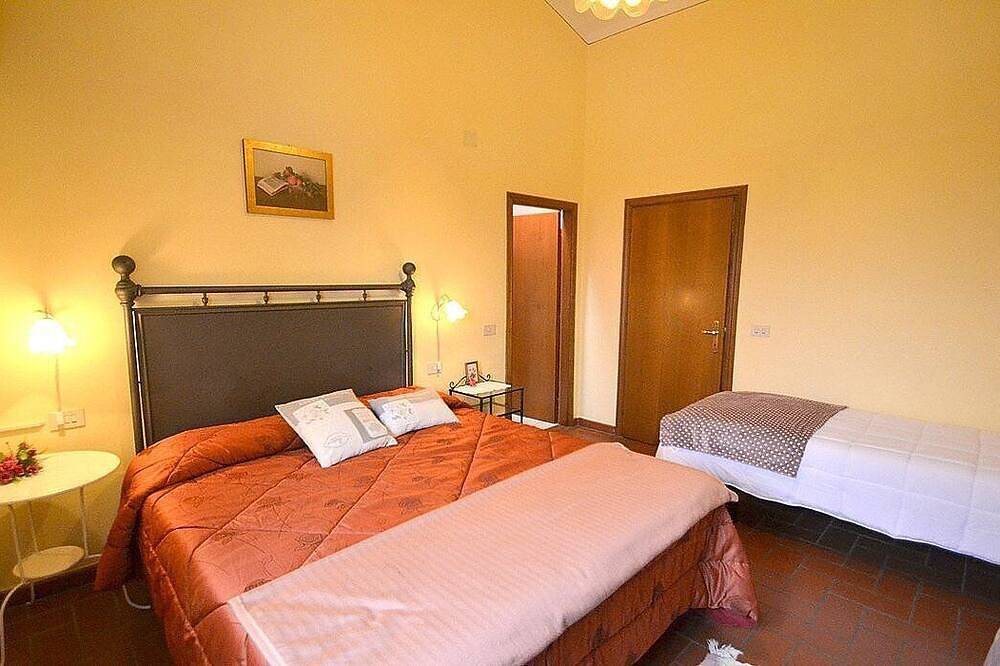 Villa Lamina Piccola: A characteristic and welcoming three-story apartment that is part of an ancient country house in the characteristic style of the Tuscan countryside, with Free Wi-Fi. in Cortona, Arezzo Provinz