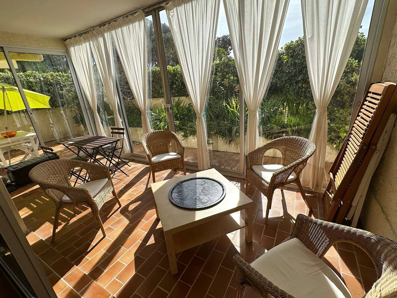 Appartement de vacances entier, Grand T2 avec loggia et terrasse à proximité du port de Saint Mandrier et des plages in Saint-Mandrier-sur-Mer, Région de Toulon