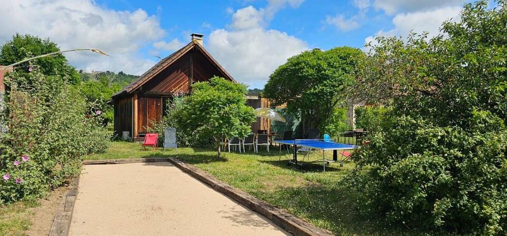 Gîte pour 8 personnes, avec Terrasse et Jardin dans Ébreuil