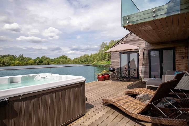 Vacation rental for 8 people, with Hot tub and Yard as well as Lake view in Wiltshire