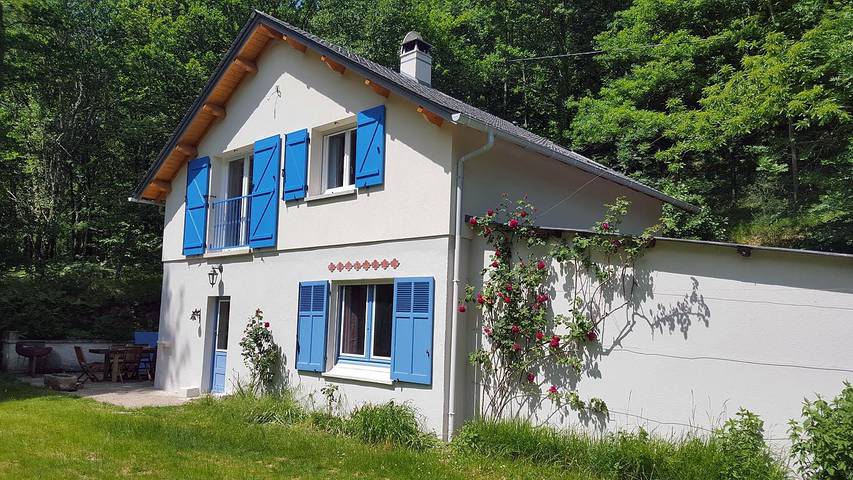 Gîte pour 8 personnes, avec Terrasse ainsi que Jardin et Vue sur le lac à Sainte-Eulalie-d'Olt