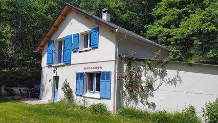 Gîte pour 8 personnes, avec terrasse ainsi que vue sur le lac et jardin à Sainte-Eulalie-d'Olt