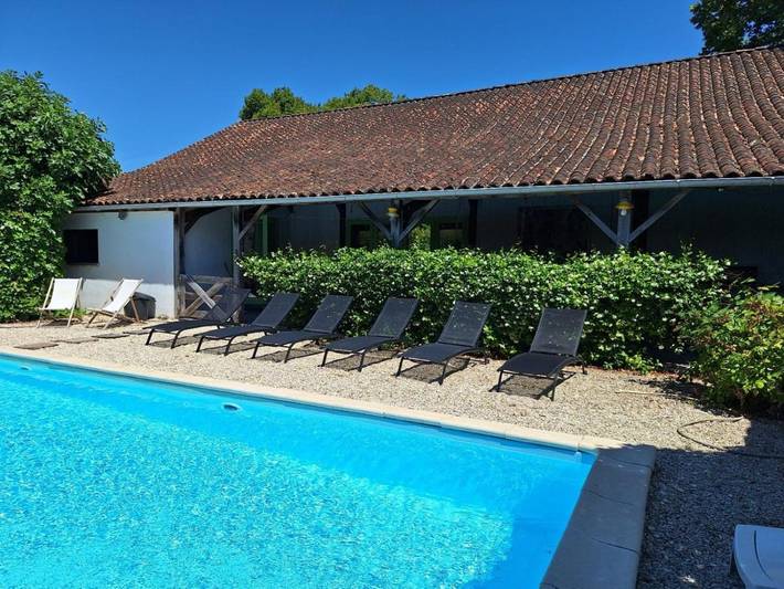 Location de vacances pour 16 personnes, avec piscine ainsi que terrasse et vue à Chalais - 2