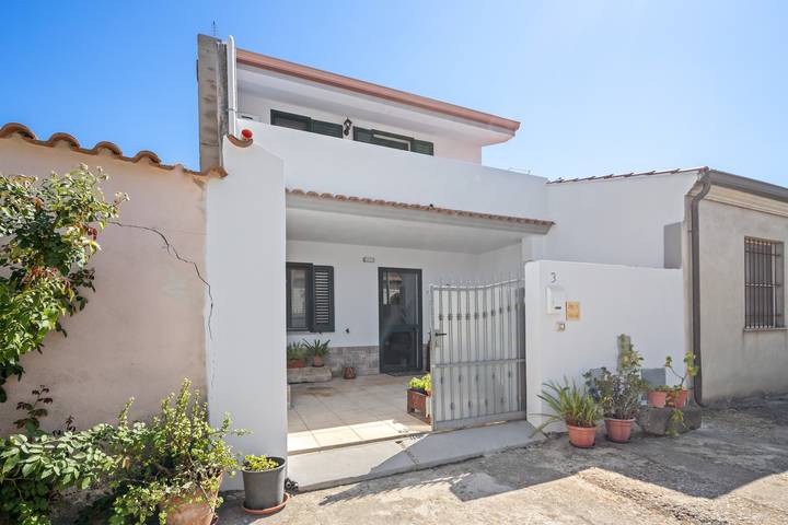 Ferienhaus 'Marcello' mit Bergblick, Privater Terrasse und Klimaanlage in San Vero Milis, Sardinien