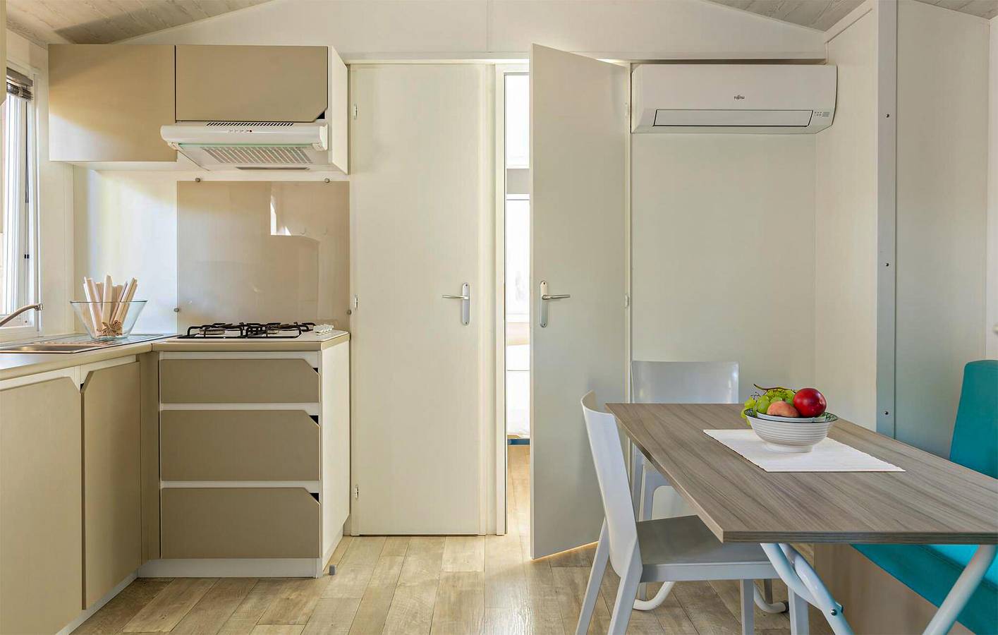 Cozy Mobile Home with Pool near Comprensorio Torre di Maremma in Montalto di Castro, Provincia di Viterbo