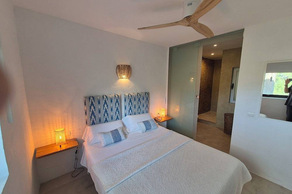 Entire apartment, Modern and equipped, ocean view sunset beach, Last Minute 20% Off Sept-Octb! in Cala Vedella, Sant Josep de sa Talaia