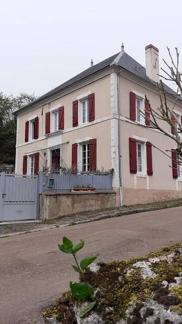 Chambre d’hôte pour 4 personnes, avec piscine et vue ainsi que jardin et bassin pour enfant, animaux acceptés à Druyes-les-Belles-Fontaines