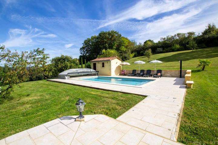 Location de vacances pour 8 personnes, avec piscine ainsi que terrasse et jardin à Badefols-sur-Dordogne