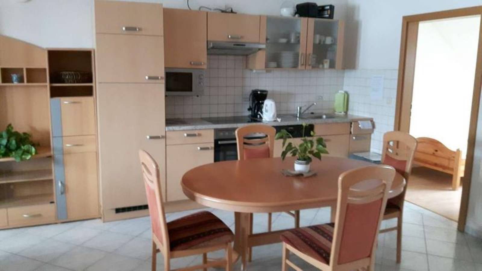 Ganze Wohnung, Idyllisch gelegene Ferienwohnung “Hermannshöhe Fewo 5” auf dem Bauernhof mit Gemeinschaftsgarten, Spielplatz, Terrasse, Grill, Wlan und Tv; Parkplätze vorhanden in Deggenhausertal, Region Bodensee-Oberschwaben