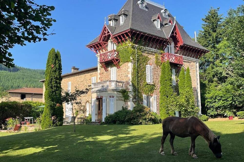 Private room with shower and washbasin in Saint-Just-d'Avray, Beaujolais