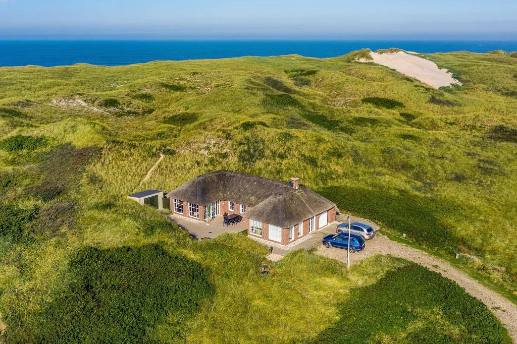 Reetdachhaus mit Wintergarten in fantastischer Dünenlage in Skodbjerge, Haurvig