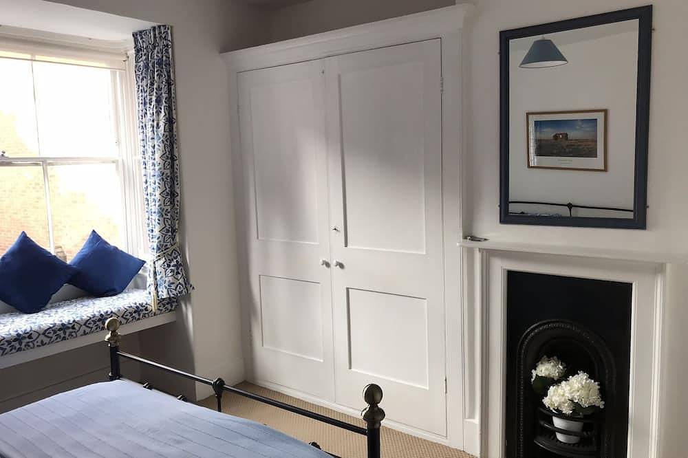 Pretty 18th century cottage centrally situated  on Mermaid Street in Rye in Rye, East Sussex