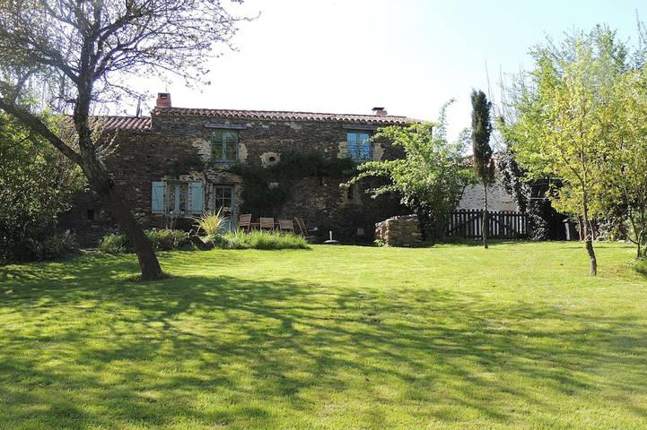 Location de vacances pour 6 personnes, avec terrasse à Sigournais